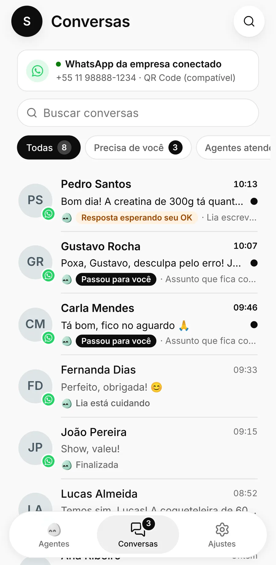 Painel da AgenWeb no celular: as conversas do WhatsApp da loja, com as que a Lia passou para a equipe, uma resposta esperando aprovação e as que ela está atendendo